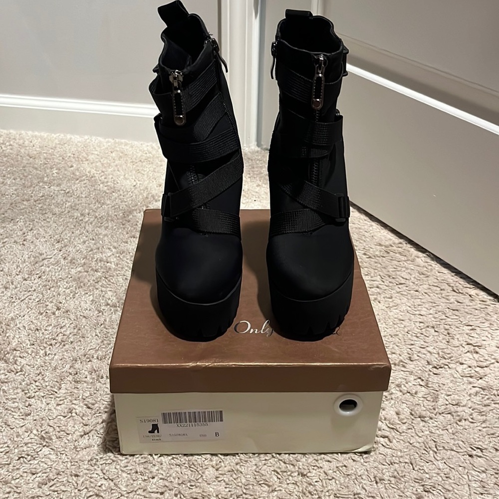 Lugged heel strappy booties